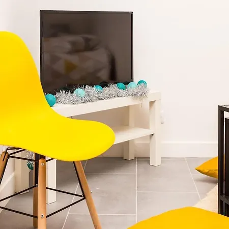 Budget Studio Near Paris Apartment