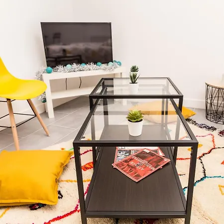 Budget Studio Near Paris Apartment *